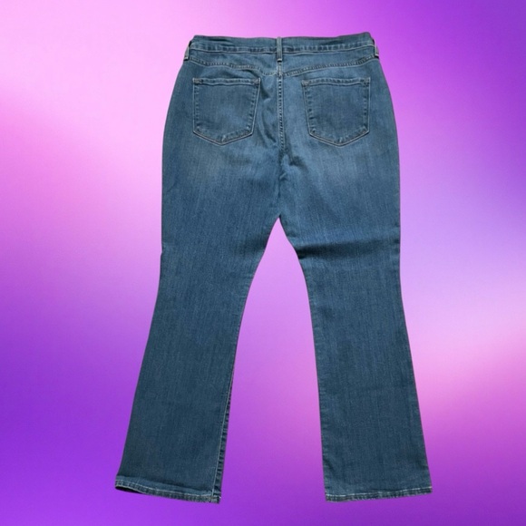 NWOT Old Navy Women’s Blue Jeans 14 Short Mid Rise Flair Style Curvy/Profile - Picture 2 of 8